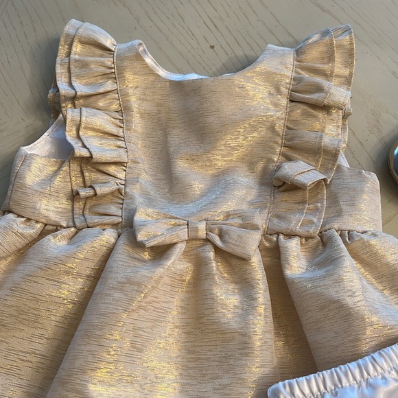 #Baby girl Gold Ruffle Dress with Bow and Silver Shoes and comes with bloomers - Picture 2 of 6